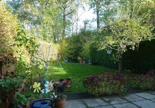Blick von der Terrasse in den Garten