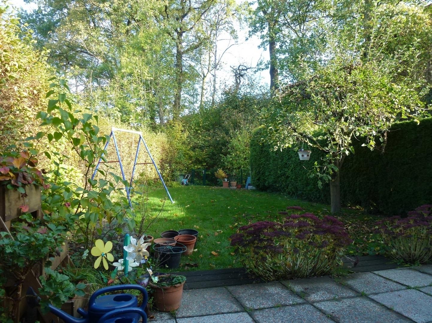 Blick von der Terrasse in den Garten