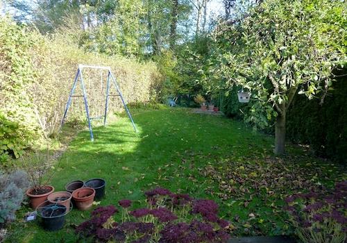 Blick von der Terrasse in den Garten