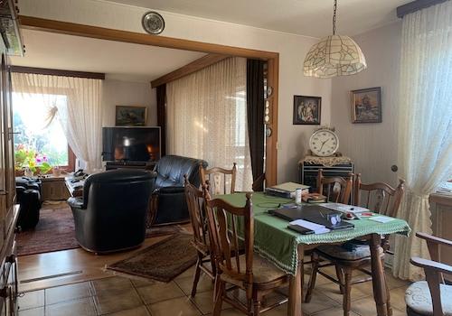 Esszimmer mit Blick in das Wohnzimmer