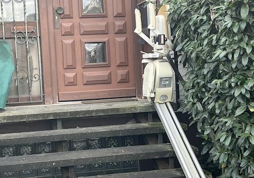 Hauseingang mit Treppenlift