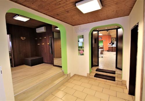 links Wartezimmer - geradeaus Behandlung