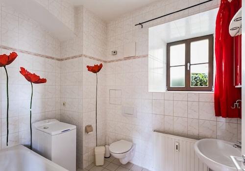 Bad mit Badewanne und Fenster