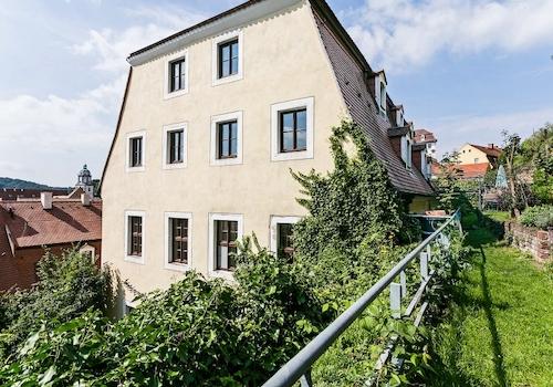 Garten am Burgberg mit Blick zur Frauenkirche