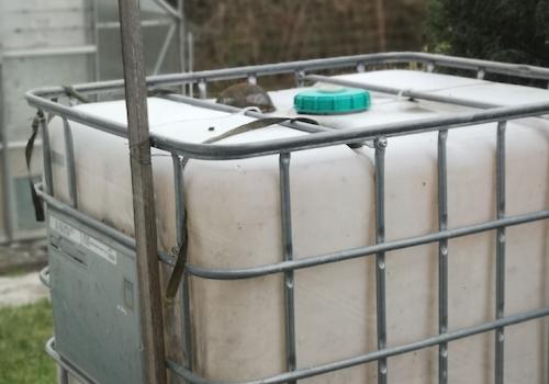 Regenwasserbehälter im Garten