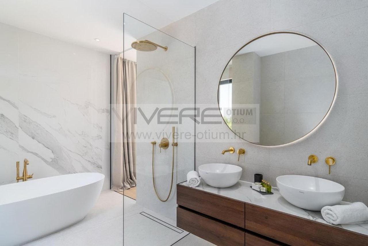Freistehende Badewanne im Master-Bad