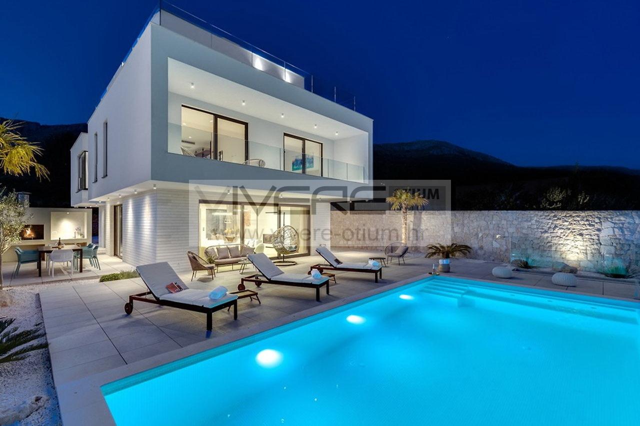 Pool bei Nacht