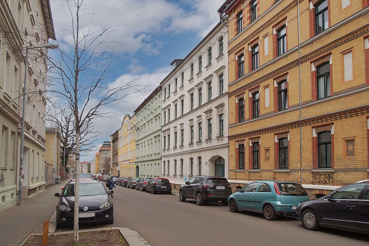 Außenansicht mit Nachbarschaftsbebauung