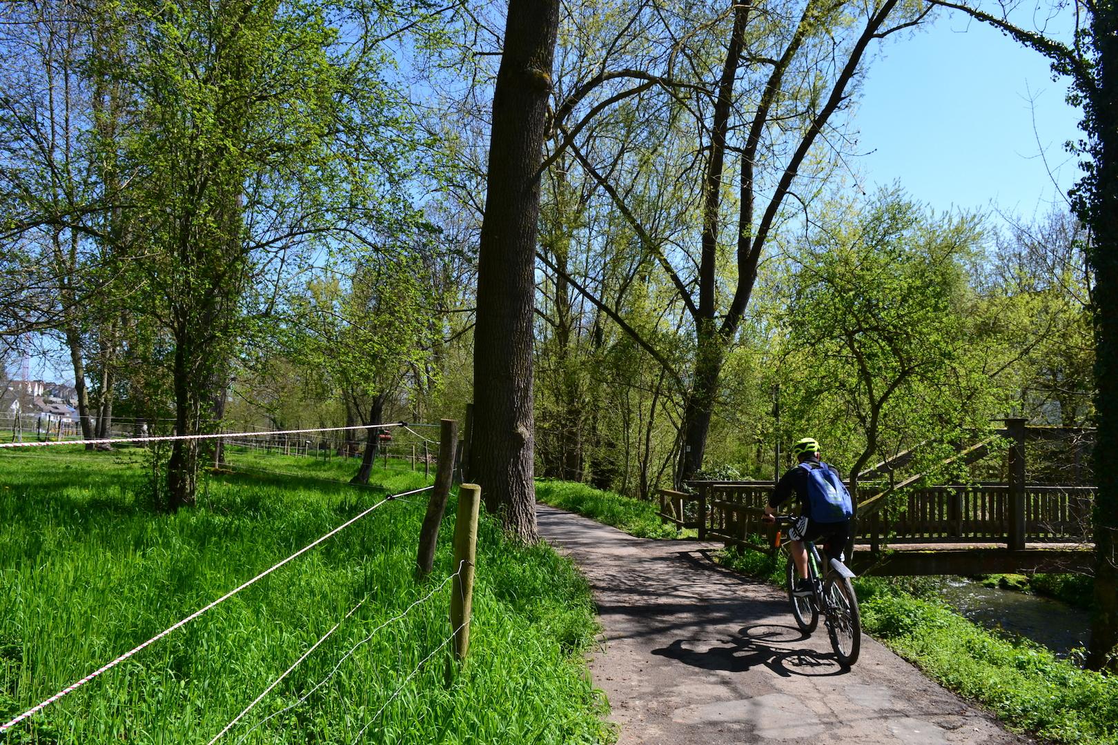 Rad- und Wanderweg (dirket am Haus)