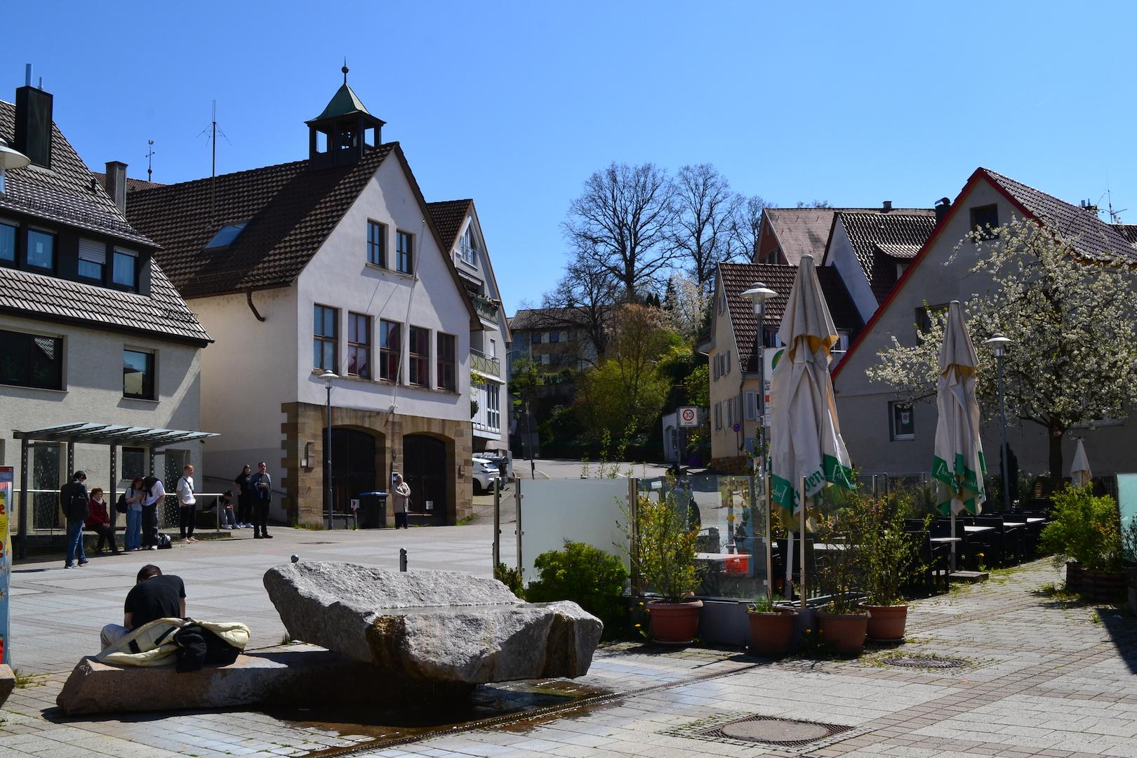 Rathausplatz (230 m zu Fuß)