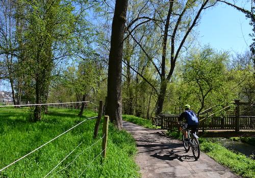 Rad- und Wanderweg (dirket am Haus)