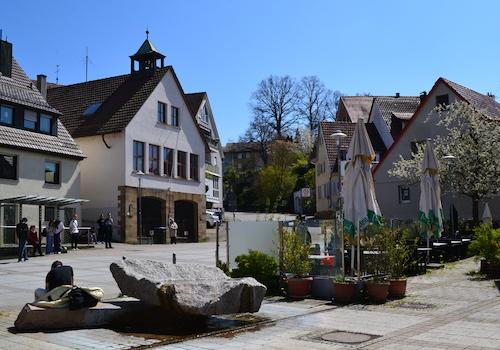 Rathausplatz (230 m zu Fuß)
