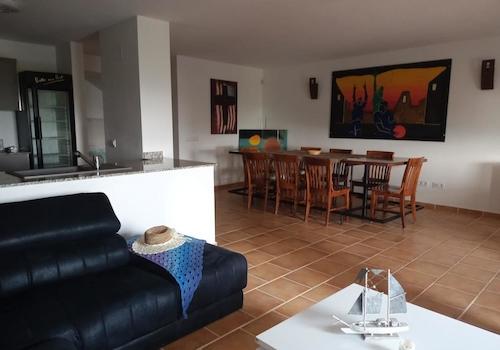 Wohnzimmer mit Esszimmer und Küche 