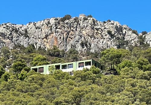 Häuser von der Zufahrtsstraße aus 