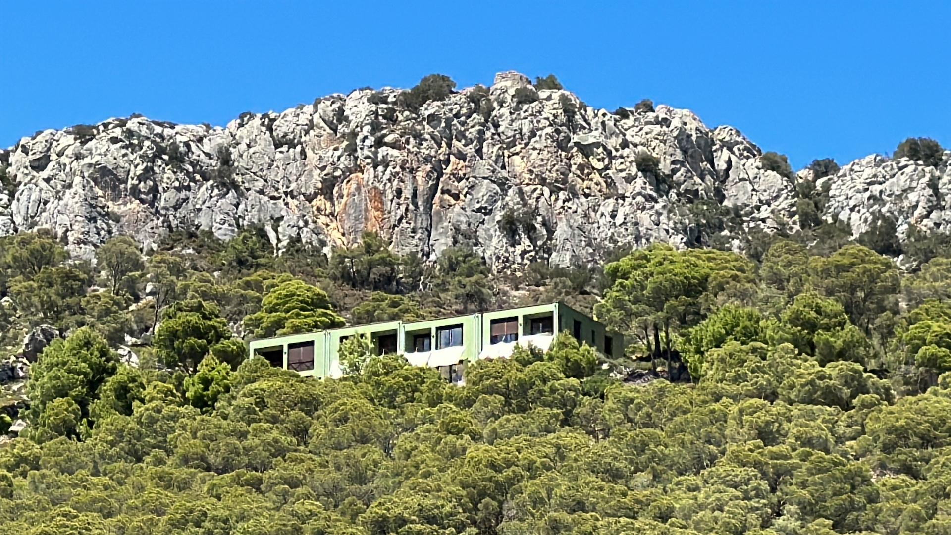 Häuser von der Zufahrtsstraße aus 