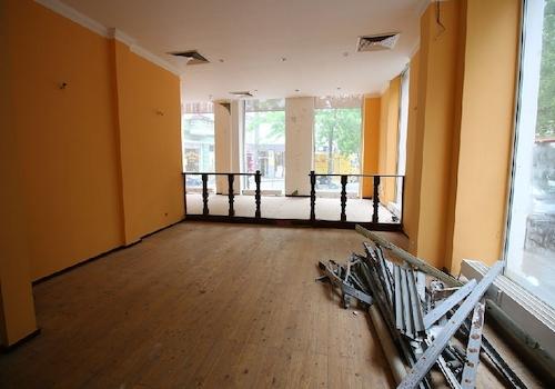 Gewerbeeinheit rechts