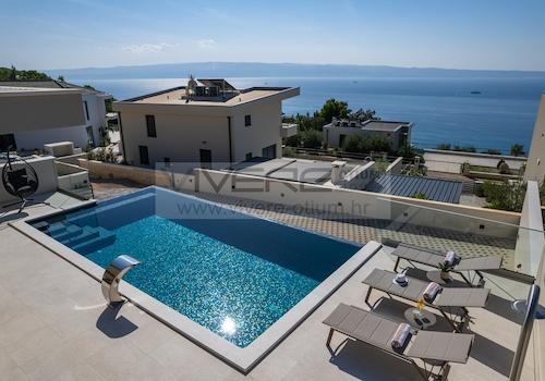 Pool mit Sonnendeck