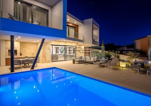 Pool bei Nacht