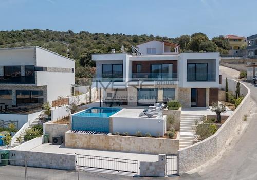 Moderne Villa mit Infinity-Pool