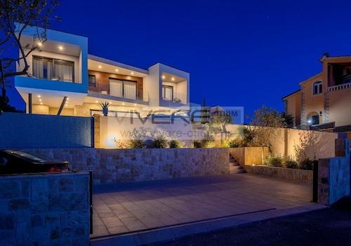 Villa bei Nacht