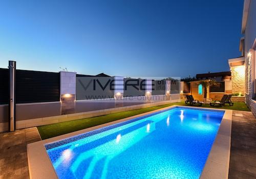 Pool bei Nacht
