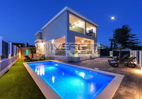 Villa bei Nacht