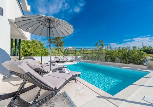 Pool mit Sonnendeck