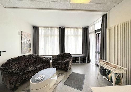 BÜRO 1 AN DER STRASSE