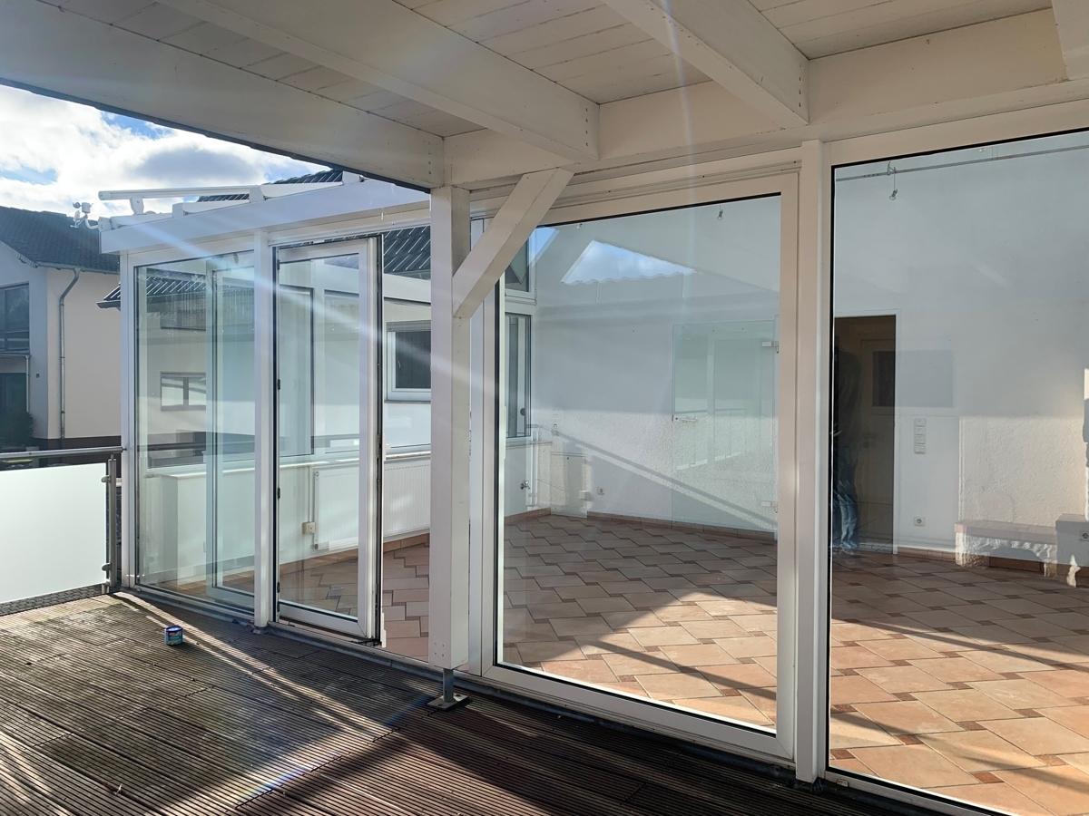 z. T. überdachte Terrasse