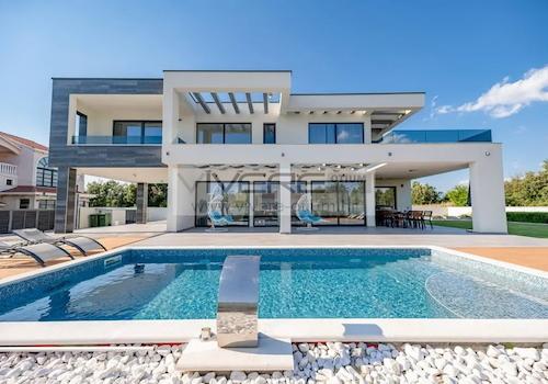  Moderne Villa mit Pool