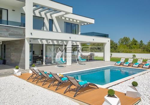 Pool mit Sonnendeck