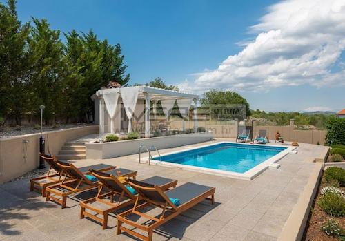 Pool mit Sonnendeck