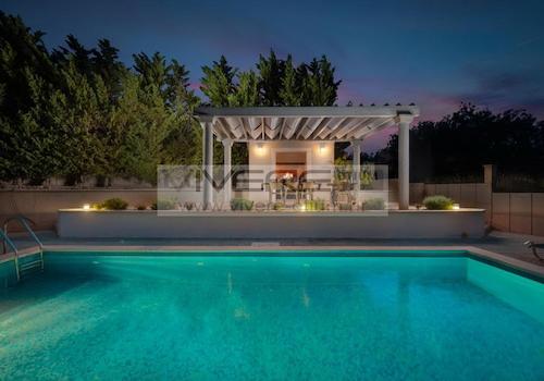 Pool bei Nacht
