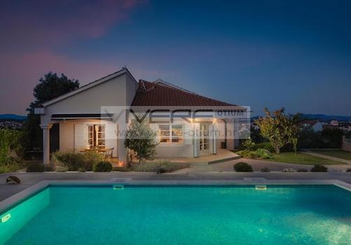 Villa bei Nacht
