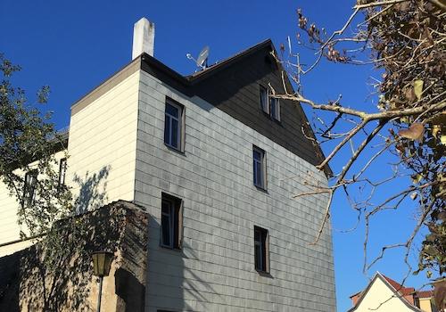 Hausansicht mit Stadt-Mauer