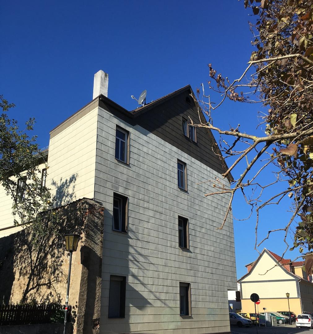 Hausansicht mit Stadt-Mauer