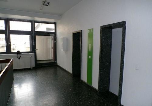 3 Hauptgebäude Flur mit Aufzügen