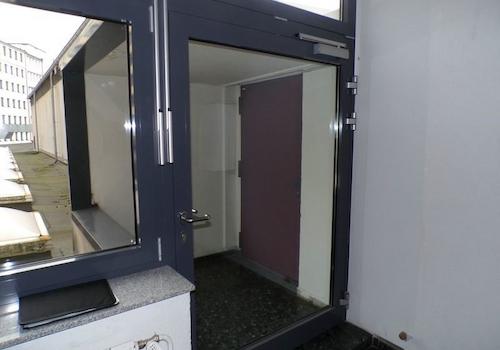 4 Hauptgebäude Flur - separater Zugang zur Halle