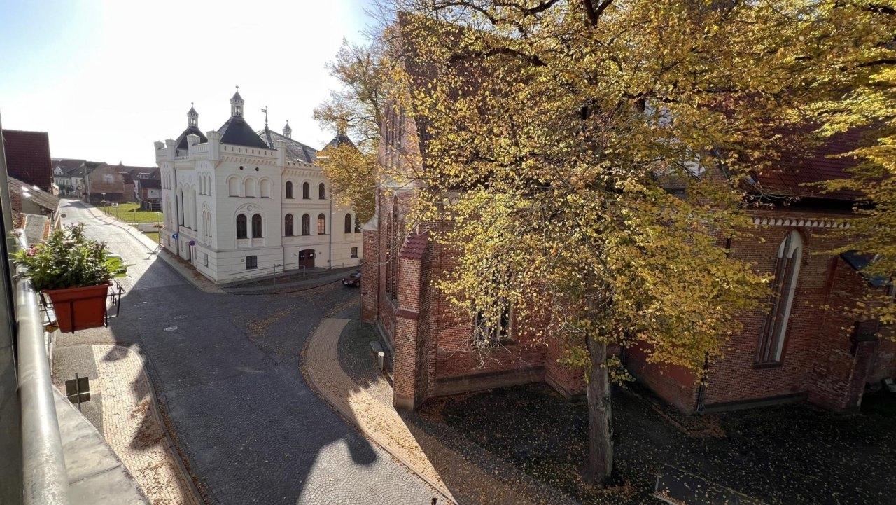 Blick aus einem der straßenseitigen Fenster