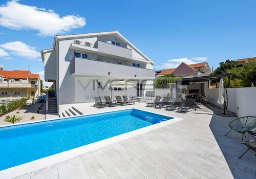 Pool mit Sonnendeck