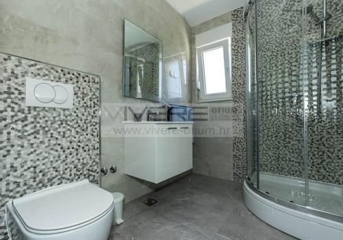 Apartment 2: Badezimmer
