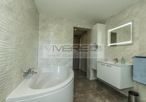 Badezimmer mit Badewanne