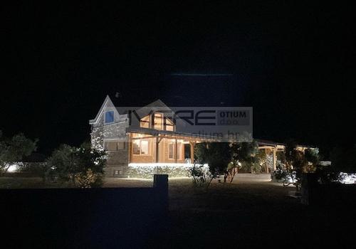 Anwesen bei Nacht