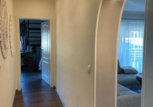 29 WE1 Flur mit Blick zum SZi und Treppe zur Ankleide