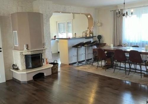 30 WE1 Kachelofen mit Wohnbereich Eßbereich Kü mit Eßtheke