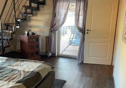 34 WE1 Treppe zur Ankleide - Anbau und Terrassentür