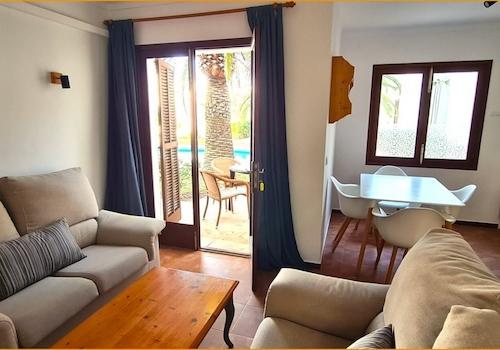 ... mit Blick auf Terrasse/con vistas a la terraza/with view onto terrace