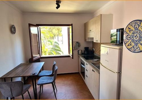 Essbereich mit Küchen/mesa con cocina/dining table with kitchenette