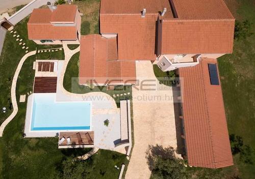 Pool im Mittelpunkt