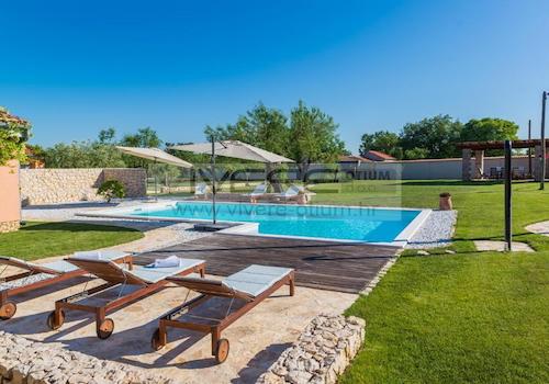 Pool mit Sonnendeck